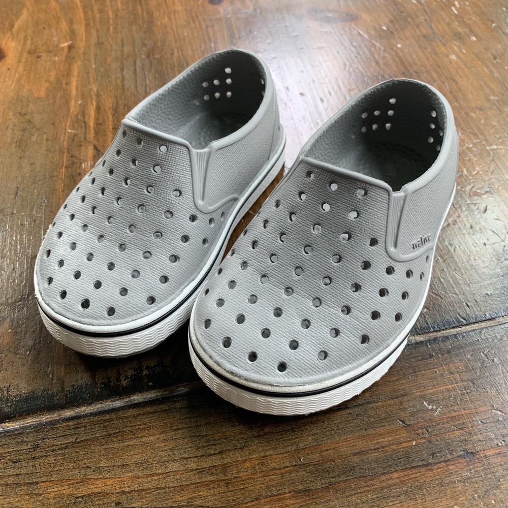 Native toddler shoes Miles gray white